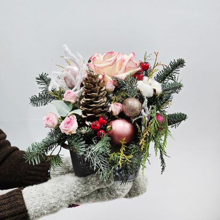 Зимняя композиция с хвоей и шариками