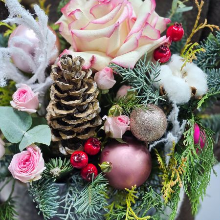 Зимняя композиция с хвоей и шариками