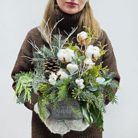 Уютное настроение зимняя композиция с хвоей