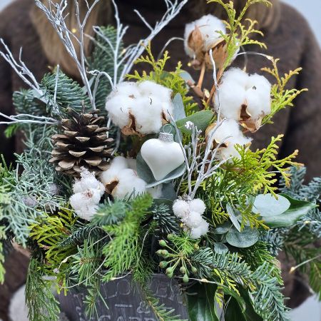 Уютное настроение зимняя композиция с хвоей