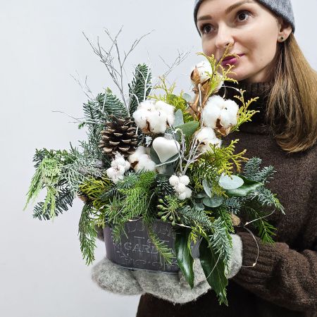 Уютное настроение зимняя композиция с хвоей