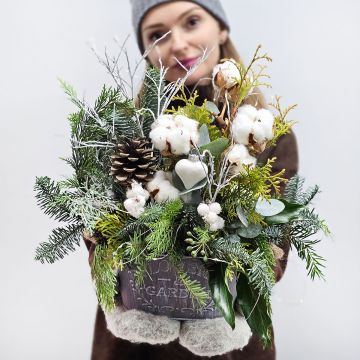 Уютное настроение зимняя композиция с хвоей