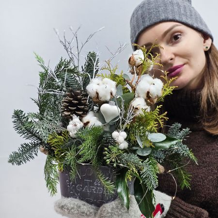 Уютное настроение зимняя композиция с хвоей