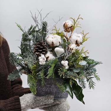 Уютное настроение зимняя композиция с хвоей