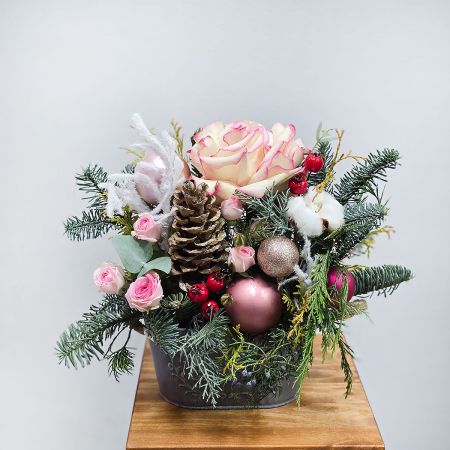 Зимняя композиция с хвоей и шариками