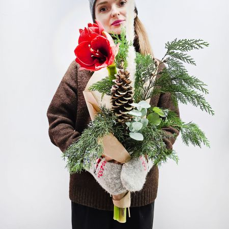 Стильный зимний букет с амариллисом