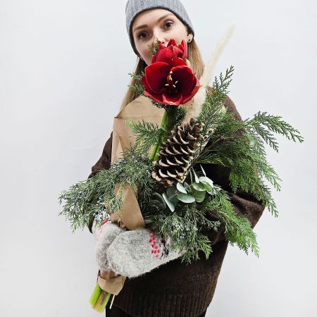 Стильный зимний букет с амариллисом