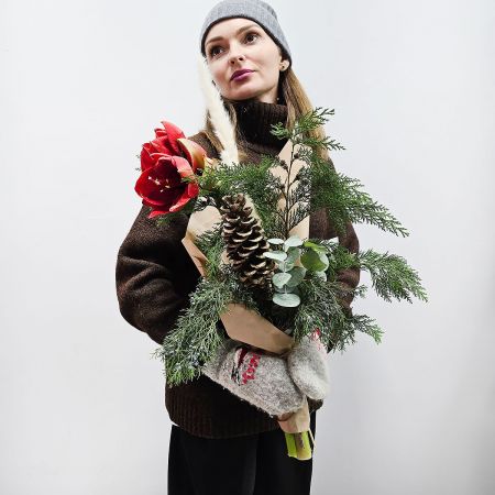 Стильный зимний букет с амариллисом