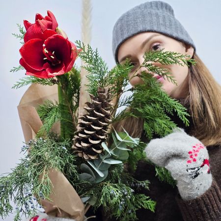 Стильный зимний букет с амариллисом