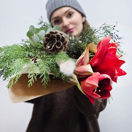 Стильный зимний букет с амариллисом