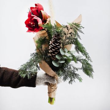 Стильный зимний букет с амариллисом