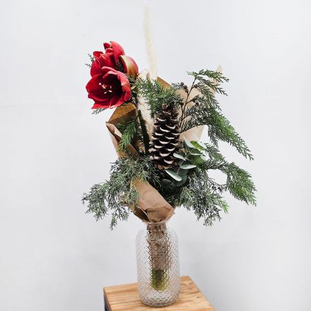 Стильный зимний букет с амариллисом