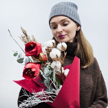 Амариллис и хлопок в зимнем букете