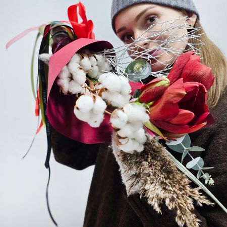 Амариллис и хлопок в зимнем букете