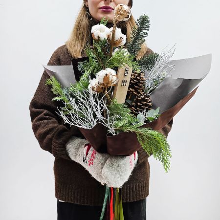 Уютный теплый букет с хвоей