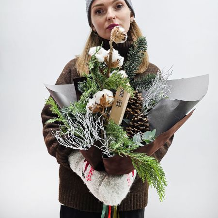 Уютный теплый букет с хвоей