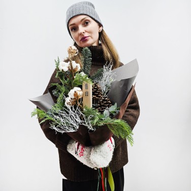 Уютный теплый букет с хвоей