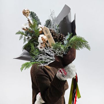 Уютный теплый букет с хвоей