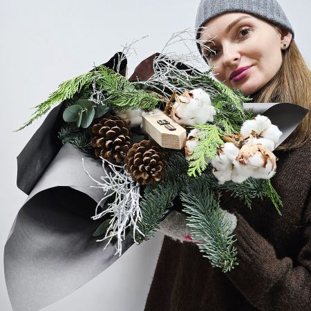 Уютный теплый букет с хвоей