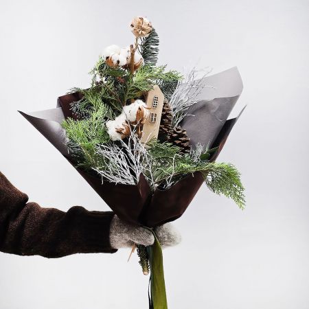 Уютный теплый букет с хвоей
