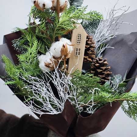 Уютный теплый букет с хвоей