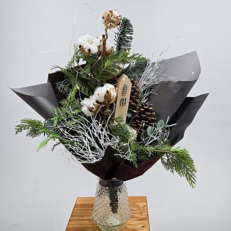 Уютный теплый букет с хвоей