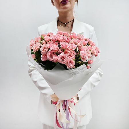 Розовая кустовая роза в букете 15 шт