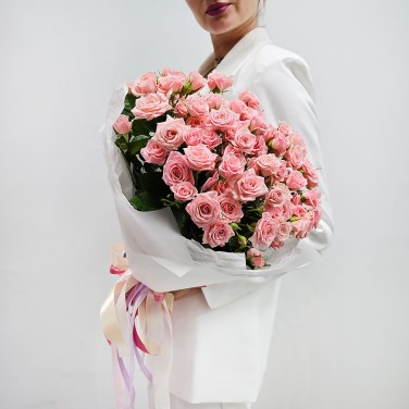 Розовая кустовая роза в букете 15 шт
