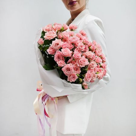 Розовая кустовая роза в букете 15 шт