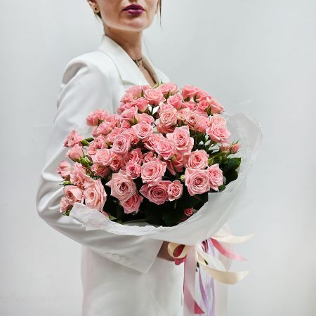 Розовая кустовая роза в букете 15 шт