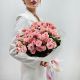 Розовая кустовая роза в букете 15 шт