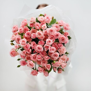 Розовая кустовая роза в букете 15 шт