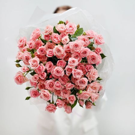 Розовая кустовая роза в букете 15 шт