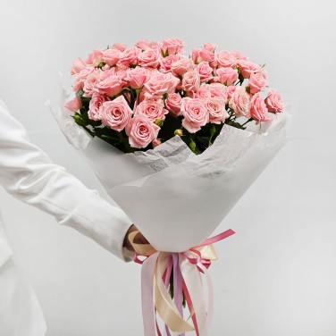 Розовая кустовая роза в букете 15 шт