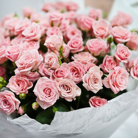 Розовая кустовая роза в букете 15 шт