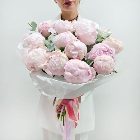 Букет из нежных розовых пионов