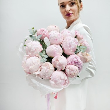 Букет из нежных розовых пионов