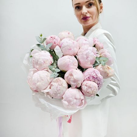 Букет из нежных розовых пионов