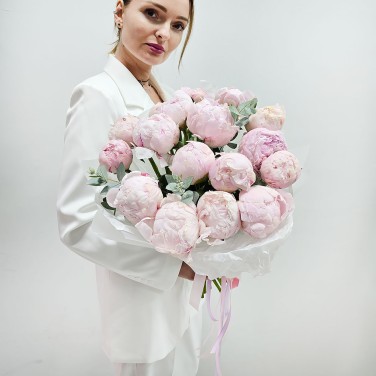 Букет из нежных розовых пионов