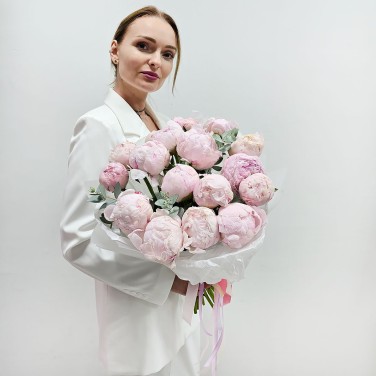 Букет из нежных розовых пионов