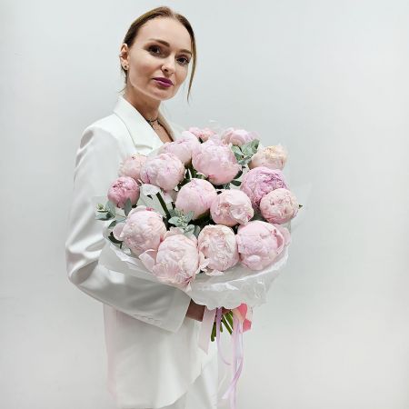 Букет из нежных розовых пионов