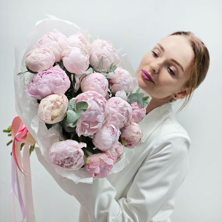 Букет из нежных розовых пионов