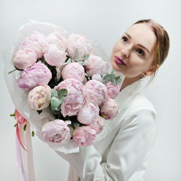 Букет из нежных розовых пионов