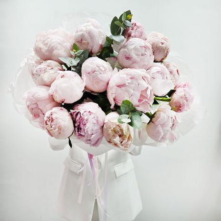 Букет из нежных розовых пионов