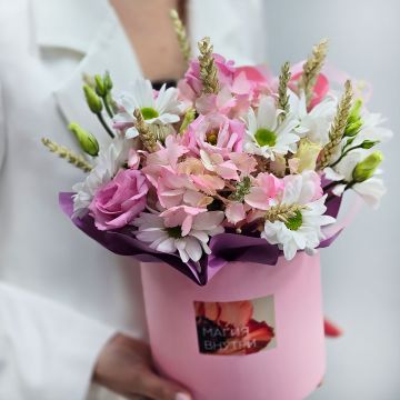 Цветы розовые в коробке Хорошее настроение