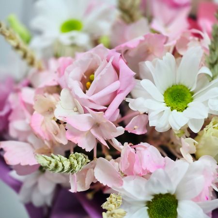 Цветы розовые в коробке Хорошее настроение