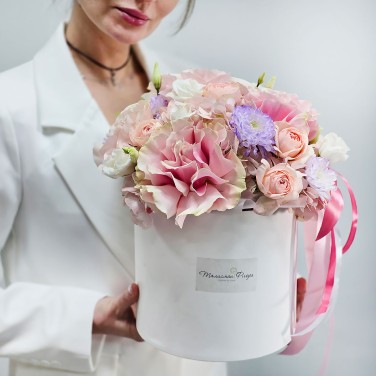 Букет из розовых французских роз в коробке