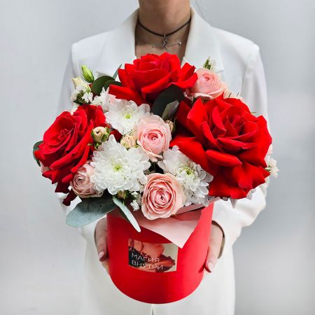Яркие цветы в красной коробке Желаю счастья