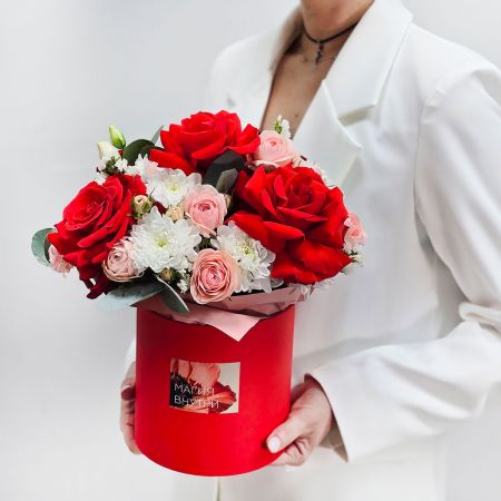 Яркие цветы в красной коробке Желаю счастья