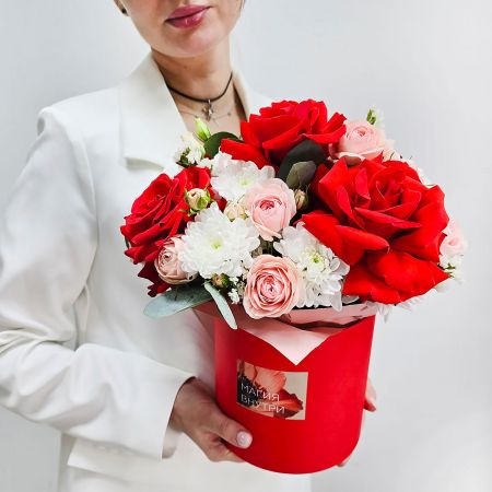 Яркие цветы в красной коробке Желаю счастья